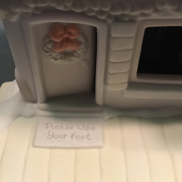 Precious Moments Sugar Town Lighted Train Station and 3 Figurine’s - Picture 5 of 10